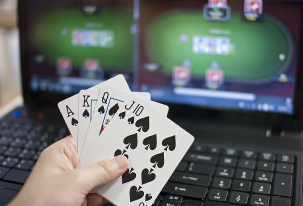 Antarmuka aplikasi mobile keitogel menampilkan live dealer blackjack dan opsi sportsbook